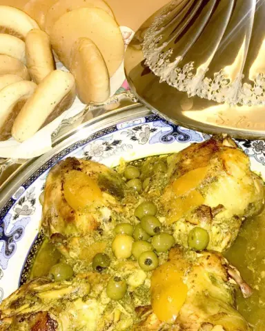 اللحم المحمر مع الخضار الموسمية سويته وخبز الدار الطازج. #كوزينه #الرياض #مغربي