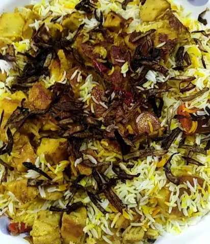 كبسه برياني دجاج تحبها قلوبكم المقادير والطريقة ٢ صدور دجاج مقطعه مكعبات خلطه الوليمه للبرياني شي من الاخر ♥️ (موجوده في بنده والتميمي) ٢ بطاطس مقطع مكعبات كبار ٢ جزر ٢ كوسه ١ مكعب ماجي ٢ونص كوب أرز الوليمه مغسول ومنقوع ربع ساعه فلفل حار ️️ مقطع (حسب الرغبة) للتزيين بصل مقطع شرائح دقيقه وعليه رشه طحين واقليه الين يتحمر الطريقه في قدر على نار متوسطة احط زيت واذا صار حار انزل الدجاج واقلبه الين تتحمر وتنشف المويه بعدها انزل عليها خلطه الوليمه للبرياني معا الخضروات واقلبها واضيف الماجي والفلفل واضيف ٣ اكواب مويه واخليها تتسبك على نار هادئة الين تنضج الخضروات بعدها اسلق الرز في مويه معا شويه ملح وشويه زيت نص استواء بعد تنضج الدجاج والخضروات وتقل المويه انزل الرز عليها واضغط عليه واضيف رشه زعفران مطحون وقطعتين زبده صغار وأقصر النار عليها الين يتناشف الرز اسكر النار واتركها من ٥ إلى ١٠ دقائق منشان اذا قلبته تبان الطبقات واجمله بالبصل المقلي وبالعافية لذيذه من قلب ♥ جربو وادعو لي #طبخات_لذيذة #طبخ_بيتي #طبخات_سهلة#فطور_صباحي #طبخات_مصوره #مها_الصيعري #طبخات_مجربه #طبخات_سريعه #حلا_قهوه #وصفات_مها_الصيعري #وصفات_سهلة #الوليمة_شيف