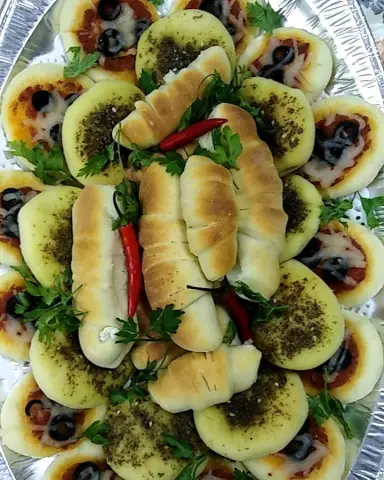 فطائر هشة مشكلة موجوده في قطوف وحلا الفيصلية ياتلحق ياماتلحق ‍♀️ ‍♀️ ♥️