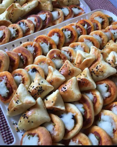 . . ❤️❤️ ،،. . .معجنات مشكلة . . للطلبات: الارسال على الدايركت ، أو واتساب : #yummy#bakery#pastries#cake#food#happiness#delecious#cooking#medina#taiba#wow#cup_cake#cinnabon#cheese_cake#thyme#white_cheese#dill#fun#family#party#entertainment#enjoy#bite#baby_shower#wedding#love