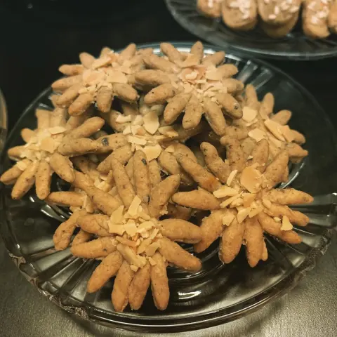 صباحاتكم نقرشات لوز ☺️