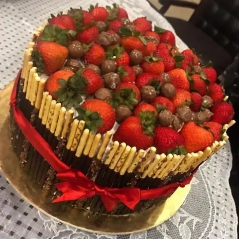 Vanilla strawberry cake 300 SR