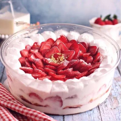 فراوله ايس كيك هي اللي تنقصكم بجمعات الصيف .. باااارد ولذيذ ❤️❤️ . . ١٤٠ ريال ✨