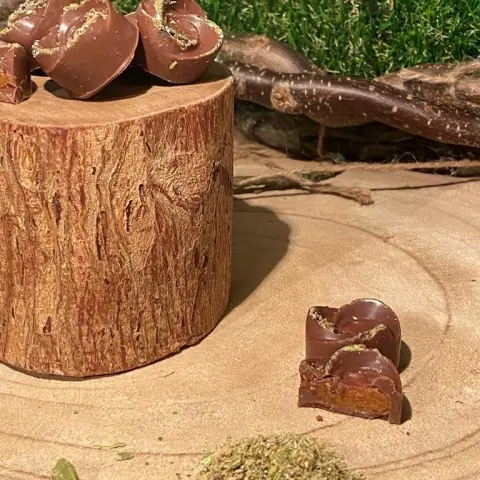 الصنف : شوكلت بالهيل السعر: ٢٥ حبه بـ ٥٠ ريال