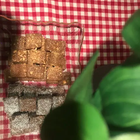 كيوبز السميد بزبده الفول السوداني مغطى بالجوز أوجوز الهند