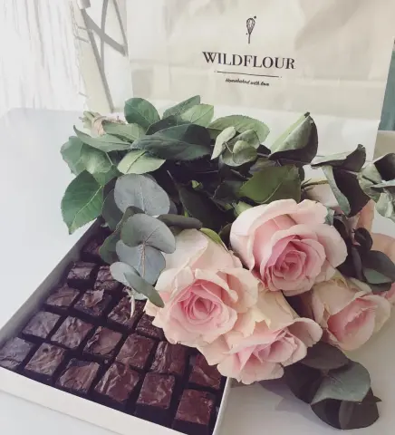 extra love for love day -limited quantity- accepting preorders . . . #homebakedwithlove #valentineweek #specialpackaging #loveday #gifts #valentinesday #jeddah #brownies #flowers #specialoccassion #madewithlove #chocolatelover #giftbox #lovedayweekend #brownies #browniebites #pinkroses #جدة #حلى #بيكري #براونيز #هدايا