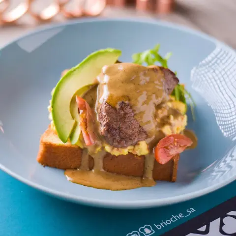 افطار الأبطال.. Breakfast of the champions, brioché steak and eggs.