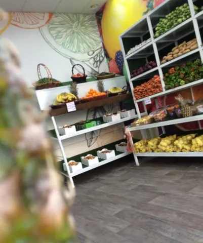 افضل غذاء للرياضيين من ناحية الفواكه والخضار: الموز banana : و هو لديه المواد الكيميائية النباتية والمواد الواقية المضادة للأكسدة و المغذية .لى حوالي 100 سعرة حرارية للقطعة ، و هو خيارا جيدا للأشخاص الذين يبحثون عن الطبيعي الموز ، و المزة المتوسطة تحتوي على 422 ملغ من البوتاسيوم ، والتي يحتاجها الجسم لتنظيم السوائل ومنع تقلصات العضلات والتشنجات . لأنك تحرق من البوتاسيوم أثناء ممارسة النشاط البدني ، فإنه من المهم تجديده في أقرب وقت ممكن بعد ذلك . الخضروات vegetables : جميع الخضروات الخضراء عموما تقوم بتوفير الفيتامينات والمعادن التي يحتاجها جسمك لتحقيق الأداء الأمثل . و ذات الأوراق الخضراء الداكنة يكون لديها تركيزات أعلى من المواد المضادة للاكسدة والألياف والمواد المغذية الهامة الأخرى . كما هو الحال مع الفواكه ، فإنه من المهم أن تأكل مجموعة متنوعة من ألوان مختلفة . التوت berries : و يحتوي على مواد مضادة للأكسدة و فيتامينات مثل A ، C ، E ، وهو يساعد في الحماية من الأكسدة التي قد تتشكل في الجسم أثناء التمارين الرياضية ، والتوت هو واحد من أفضل المصادر للمساعدة في الحفاظ على قوة العضلات مع التقدم في العمر وفقا لدراسة أجريت عام 2009.