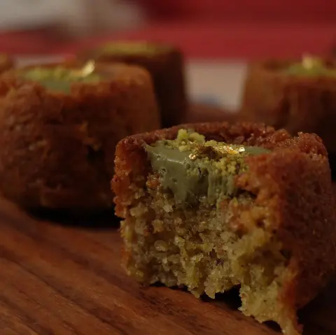 Basbousa pistachio✨ بسبوسة غنيّه بالفستق بطبقة كريمة الفستق اللذيذه ومزينه بورق الذهب ✨❤️❤️ للطلب : ٢٤حبه ب ١٠٠ ريال #cupcakes #pistachio #cakestagram