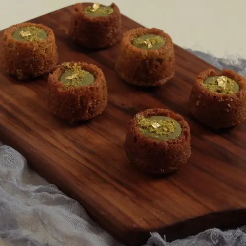 Basbousa pistachio✨ بسبوسة غنيّه بالفستق بطبقة كريمة الفستق اللذيذه ومزينه بورق الذهب ✨❤️❤️ للطلب : ٢٤حبه ب ١٠٠ ريال #cupcakes #pistachio #cakestagram
