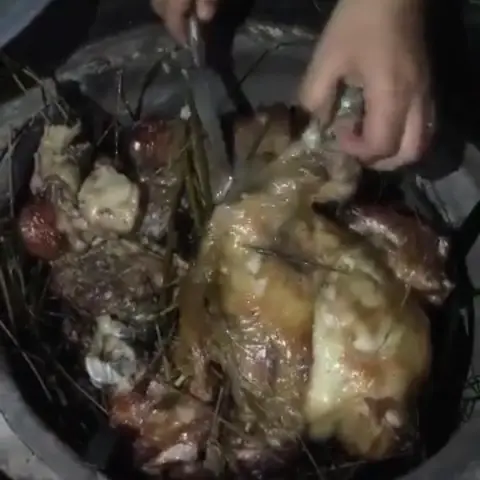 وقت اخراج الحنيذ من البرميل. ويبان المرخ الي يلذذ الطعم ويخليه لا يقاوم