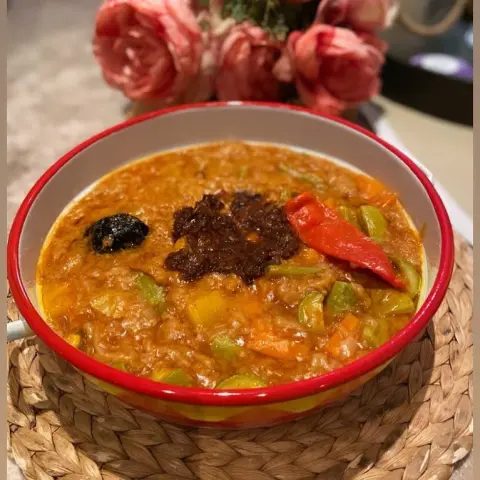 مرقوق بالخضار الطازجه والكشنه