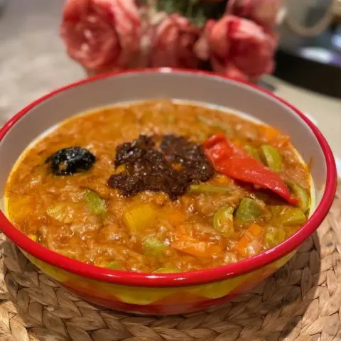 مرقوق بالخضار الطازجه والكشنه