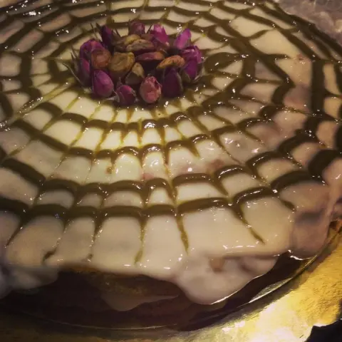 بسبوسة بكريمة الفستق #بستاشيو #بسبوسة_فستق #بسبوسة_بالفستق #كريمة_الفستق #بسبوسه #ورد#كاسترد #قشطة#حلويات #دعاية #اعلان #ويكند #سويت#تقديم #حياكم