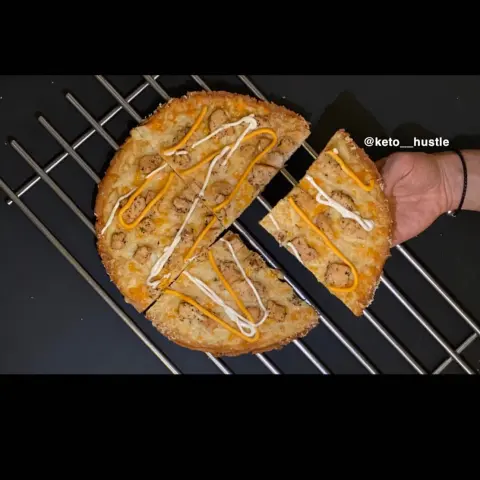 مُحبي الرانش " كيتو رانش بيتزا تنتظركم " القطعه فيها ١.٥ جرام كارب بس لكل قطعه بس - - #lowcarb ‏#keto #ketorecipes #ketodiet #ketolife #ketofood #ketolove #كيتو_دايت #كيتو #كيتوني #كيتونيه #بيتزا_كيتو_لذيذة #ketofriendly #ketolifestyle #ketolunch #saudi #riyadh #الاكل_الصحي