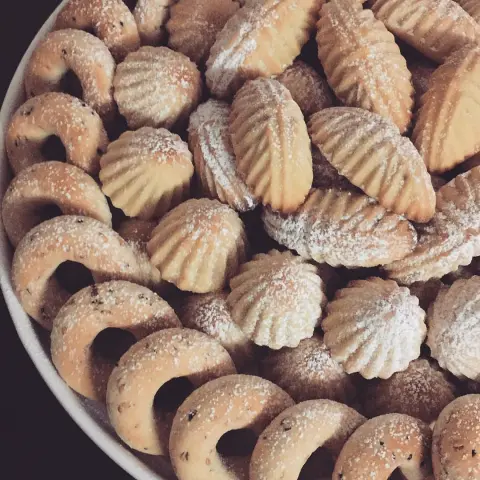 معمول مشكل بالسميد بالتمر وحشوة المكسرات ومعمول الأساور الغني بنكهات البهارات والسمسم وحبة البركه الكيلو 75 ريال ساده فقط صنف واحد تختاري مشكل الكيلو 80 ريال الطلب فقط داخل بريده والمناطق المجاوره يوجد مندوب توصيل للطلب علي رقمي الخاص واتس