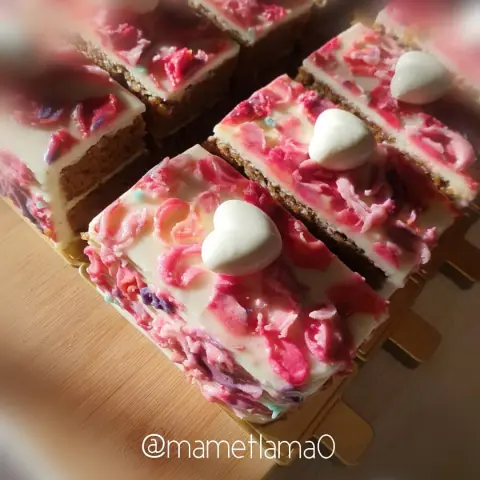 كيكة الجزر باللوز #جمعة_مباركة #جمعة_اهل #جيل_الطيبين #مكة #جدة #ضيافة #makkah #mametlama #cheescake#carrotcake #cake #coffee #buttercream #buzzfeedfood