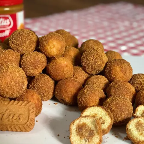 كرات البسبوسة المغمورة بصوص النوتيلا والبستاشوا