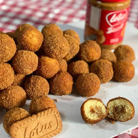 كرات البسبوسة المحشية باللوتس