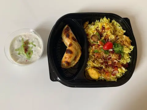 غداء اليوم برياني مع سلطة اللبن و سمبوسه