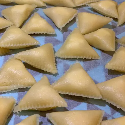 مثلثات السميد بالجبن❤️ #مفرزنات #رمضان خليك تعب ال #حلى علينا و #خليك_بالبيت