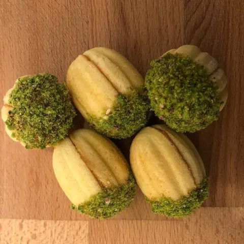 Caramel jawzeyah جوزية بحشوة الكراميل ... • • #Macarons #Chocolate #Mocha # Strawberry #Pistachio #Tiramisu #Oreo #binkasem #Riyadh #saudi #ماكرون #شوكولاتة #موكا #بيستاشيو #فراولة #تيراميسو #أوريو # حلى فرنسي #الرياض # السعودية # حلويات #أسر منتجة #ليمون #جوزية #ترتل كوكيز #ميرانغ #أفنان_الباتل