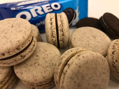 Oreo Macarons ماكرون الأوريو ... خصيصاً لمحبين الأوريو ٢ في ١ • • #Macarons #Chocolate #Mocha # Strawberry #Pistachio #Tiramisu #Oreo #Riyadh #saudi #ماكرون #شوكولاتة #موكا #بيستاشيو #فراولة #تيراميسو #أوريو # حلى فرنسي #الرياض # السعودية # حلويات #ترتل كوكيز #ليمون #جوزية #ميرانغ #أسر منتجة