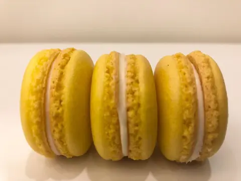 Lemon Macarons ماكرون الليمون المنعش ... • • #Macarons #Chocolate #Mocha # Strawberry #Pistachio #Tiramisu #Oreo #lemon #Riyadh #saudi #ماكرون #شوكولاتة #موكا #بيستاشيو #فراولة #تيراميسو #أوريو # حلى فرنسي #الرياض # السعودية # حلويات #ليمون #ترتل كوكيز #أسر منتجة
