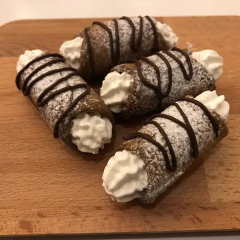 Cannoli with ricotta cheese كانولي الحلوى الإيطالية بجبنة الريكوتا .... • • #Macarons #Chocolate #Mocha # Strawberry #Pistachio #Tiramisu #Oreo #cannoli #turtle cookies #binkasem #Riyadh #saudi #ماكرون #شوكولاتة #موكا #بيستاشيو #فراولة #تيراميسو #أوريو # حلى فرنسي #الرياض # السعودية # حلويات #ترتل كوكيز #كانولي #جوزية