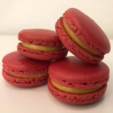 Red velvet Macarons ❤️❤️ ماكرون رد ڤلڤت بحشوة الكاسترد اللذيذة • • #Macarons #Chocolate #Mocha # Strawberry #Pistachio #Tiramisu #Oreo #Riyadh #saudi #ماكرون #شوكولاتة #موكا #بيستاشيو #فراولة #تيراميسو #أوريو # حلى فرنسي #الرياض # السعودية # حلويات #ميرانغ #كانولي #ترتل كوكيز #جوزية #رد ڤلڤت