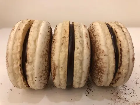 Tiramisu Macarons ☕️ ماكرون التيراميسو ... طعم يجمع بين لذاااذة الشوكولاتة و روقان الكوفي • • #Macarons #Chocolate #Mocha # Strawberry #Pistachio #Tiramisu #Oreo #Riyadh #saudi #ماكرون #شوكولاتة #موكا #بيستاشيو #فراولة #تيراميسو #أوريو # حلى فرنسي #الرياض # السعودية # حلويات #ميرانغ #كانولي #ترتل كوكيز #جوزية