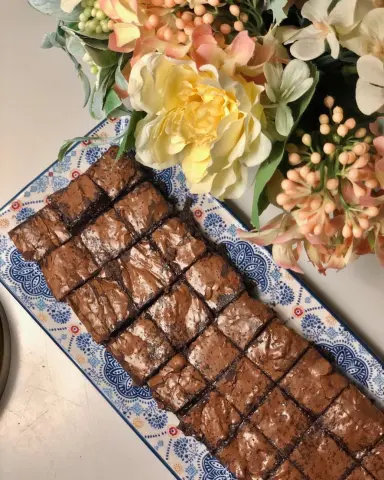 We use the best products to make this yummy brownie for you نستخدم أفضل المنتجات لنصنعَ لكُمْ ألذ براونيز