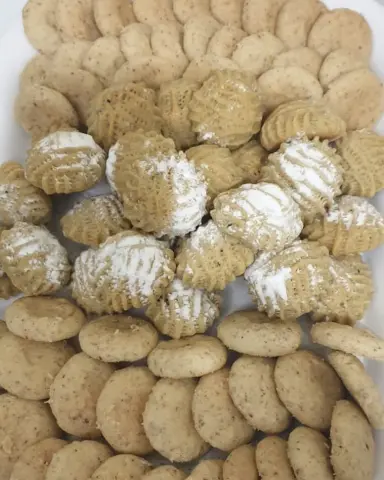 من طلبات اليوم صحن مشكل كيلو غرييبه ومعمول ❤️