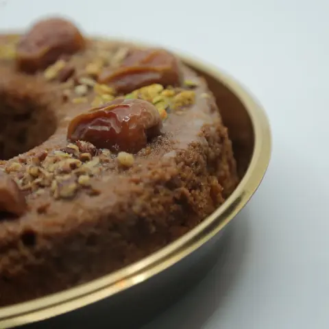 ‏رائحة شتاء، نسمة باردة، وريحة الكيك الساخن في كل البيت هي الحنية ☕️ #moonsweets
