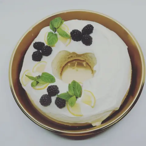اعشق هذا النوع من الكعك.. كعك الليمون بغطائها الأبيض الناعم سكرها معتدل ورائحتها منعشه تناسبها وتتناغم ‏معاها القهوة العربية ☕️ #moonsweets