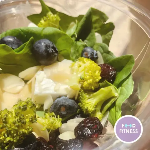 سبانخ، بروكلي، توت، مكسرات،، ايش تشوفون كمان؟! Spinach, broccoli, berries & nuts, what else do you see!! . . . . #فود_فتنس #رشاقة #رياضة #ضخامة #تنشيف #وجبات_صحية
