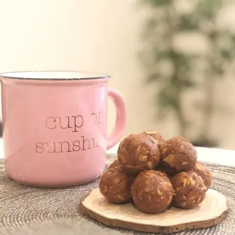 كرات الطاقة بالتمر .. خيارك الصحي واللذيذ . . Energy balls on the go absolutely delicious . . . . #granola #healthy_granola #healthy_snack #homemade_granola #جرانولا #جرانولا_صحية #جرانولا_منزلية #سناك_صحي #وجبة_خفيفة