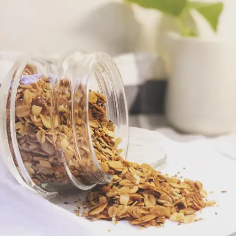 أفضل بداية ليوم مليء بالنشاط . . . . . #granola #healthy_granola #healthy_snack #homemade_granola #جرانولا #جرانولا_صحية #جرانولا_منزلية #سناك_صحي