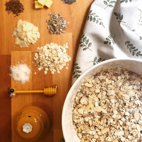 مكونات منتقاة بكل عناية ... #granola #healthy_granola #healthy_snack #homemade_granola #جرانولا #جرانولا_صحية #جرانولا_منزلية #سناك_صحي