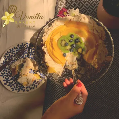 Now it’s time to try one of the best cakes.. the #pavlova cake, with cream cheese filling, topped with fresh mangoes and kiwis ✨ حان الوقت لتذوق كعكة الباڤلوڤا( الميرانغ) اللذيذة و الهشة، بحشوة الجبنة الكريمية و المزينة بقطع المانجو و الكيوي الطازج ✨