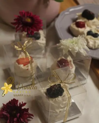 Now for your celebrations, you can order these light mini #pavlova in mini boxes ✨ لمناسباتكم تأتيكم الباڤلوڤا الهشة( و هي عبارة عن ميرانغ) بحشوة الجبنة الكريمية، في علب صغيرة ✨