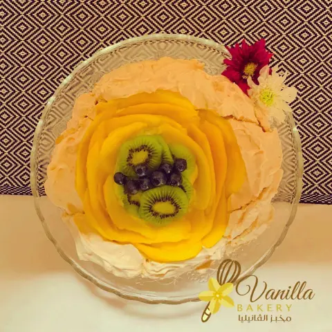 Now it’s time to try one of the best cakes.. the #pavlova cake, with cream cheese filling, topped with fresh mangoes and kiwis ✨ حان الوقت لتذوق كعكة الباڤلوڤا اللذيذة و الهشة، بحشوة الجبنة الكريمية و المزينة بقطع المانجو و الكيوي الطازج ✨