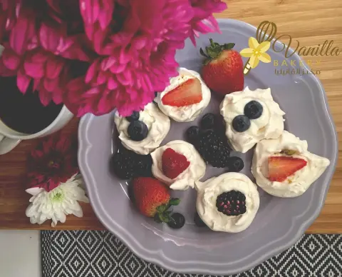 The ultimate Mini #pavlova with cream cheese filling, topped with mixed berries قطع الباڤلوڤا الهشة، (وهي عبارة عن ميرانغ ) بحشوة الجبنة الكريمة، المزينة بقطع من التوت و الفراولة الطازجة