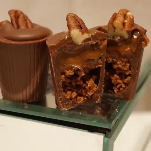 الشوكولاه الاجرامييييه شوكولا بلجيكية بنكهة الكراميل اللذيييذ و البيكان و قطع كرانشي لذيييذه #شوكولاه_بلجيكي #الرياض #حلا