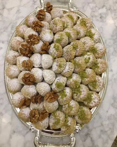 معمول فستق وجوز بالسميد