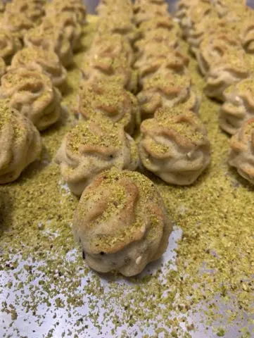 معمول بالدقيق الابيض محشو ببحشوة التمر و الفستق اللذيذ