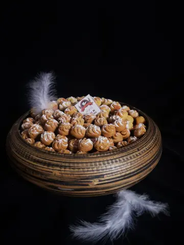 تعبئة صواني الزبائن معمول