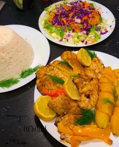 بطاطا حلوه مع صدور الدجاج والسلطه والارز تكفي ل 4 اشخاص