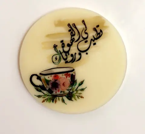 لوقو شوكلت ابيض للقهوة والكابتشينو ٥سم اطبع لكم حسب طلبكم