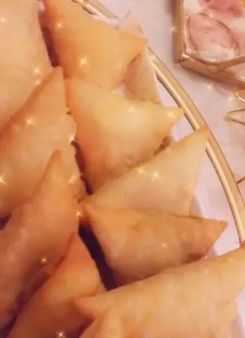 عرض خاص سمبوسه بأي نوع من انواع الجبنه شيدر، هنقاري، جبنه سائله الحبه بريال فقط